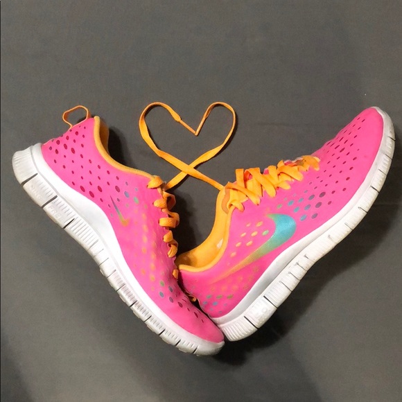 hot pink nike tennis shoes